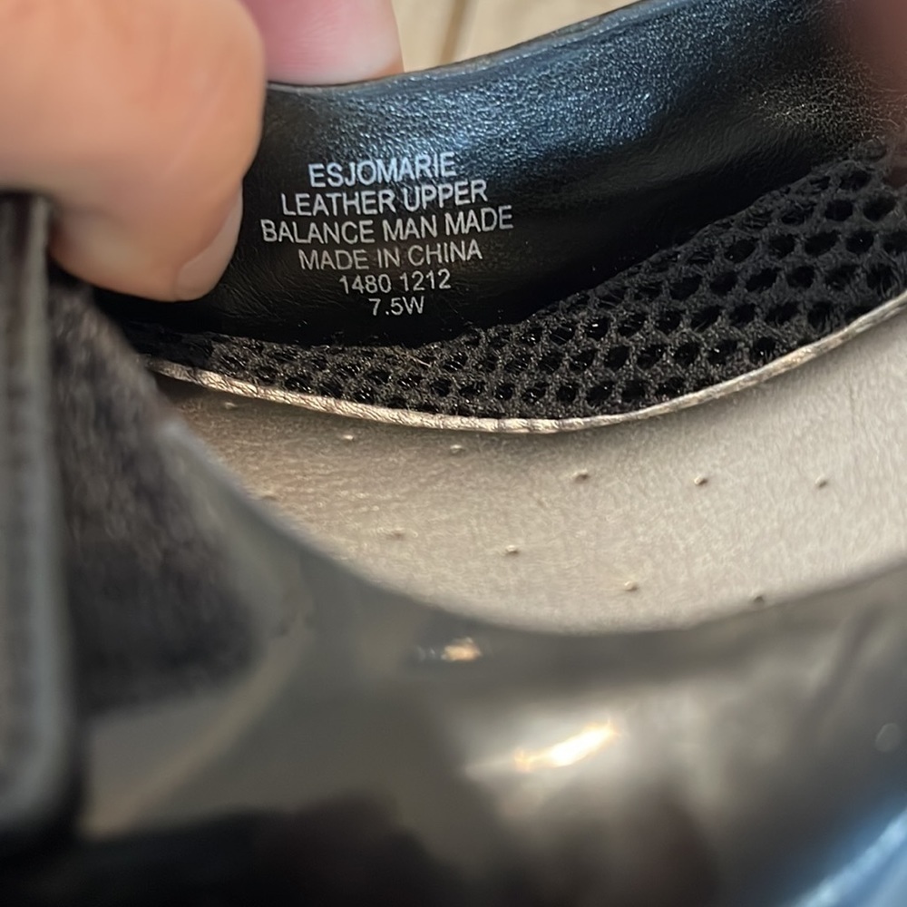 Easy spirit black raised heal with elastic closures  Size 7.5- like new - Picture 11 of 11